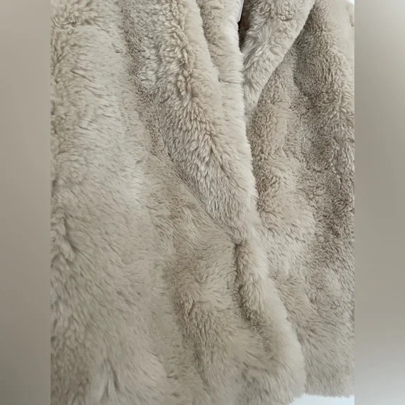 Faux fur Cream/tan coat NWT + shopping bag Bloomingdale’s - Picture 4 of 6